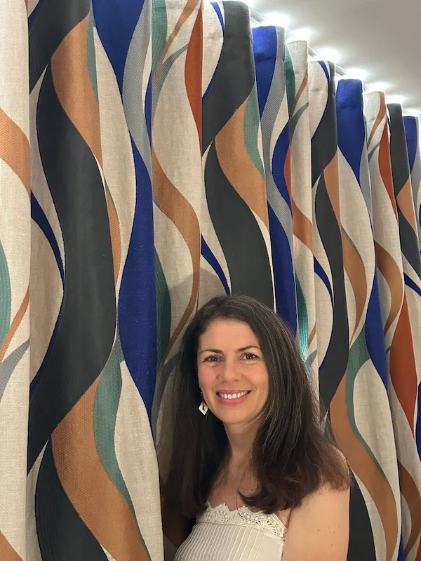 Virginie Janvier créatrice de “L’Alchimie des Décors” - atelier de couture d’ameublement installée à proximité de Blois dans le Loir-et-Cher.